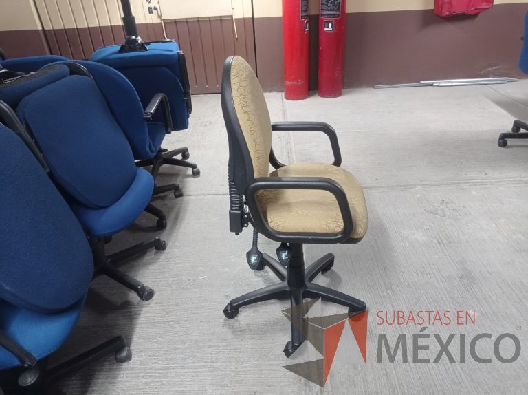 Lote 002 - 27 Sillas asiento y respaldo de tela color beige con descansabrazos y ruedas, diferentes modelos - Imagen 11