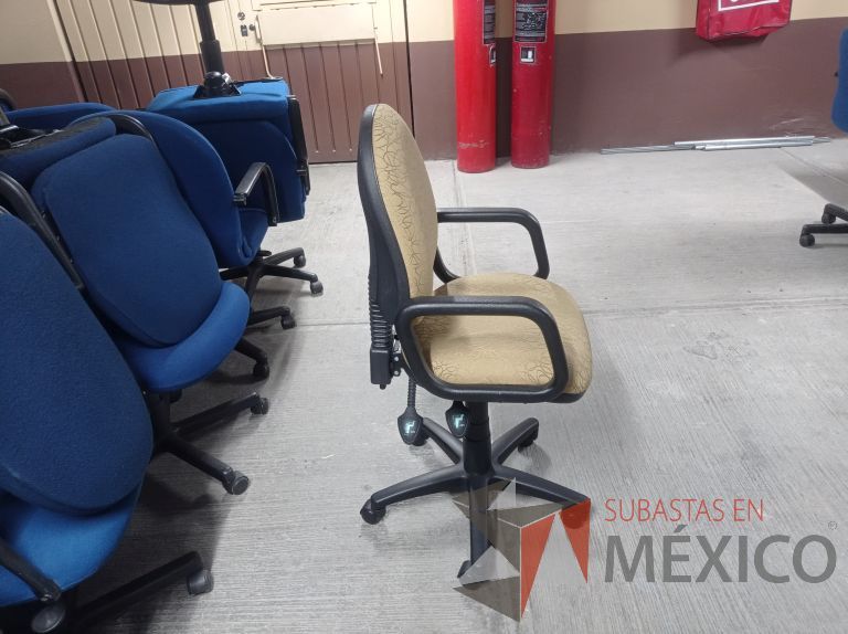 Lote 002 - 27 Sillas asiento y respaldo de tela color beige con descansabrazos y ruedas, diferentes modelos - Imagen 12