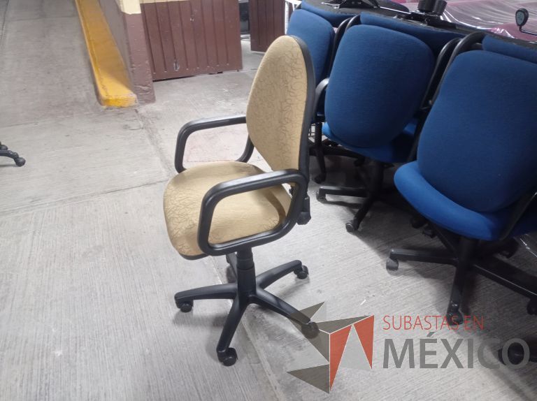 Lote 002 - 27 Sillas asiento y respaldo de tela color beige con descansabrazos y ruedas, diferentes modelos - Imagen 13