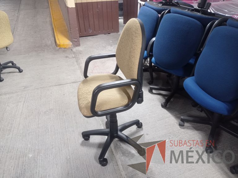 Lote 002 - 27 Sillas asiento y respaldo de tela color beige con descansabrazos y ruedas, diferentes modelos - Imagen 14