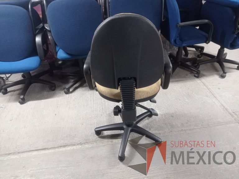 Lote 002 - 27 Sillas asiento y respaldo de tela color beige con descansabrazos y ruedas, diferentes modelos - Imagen 15