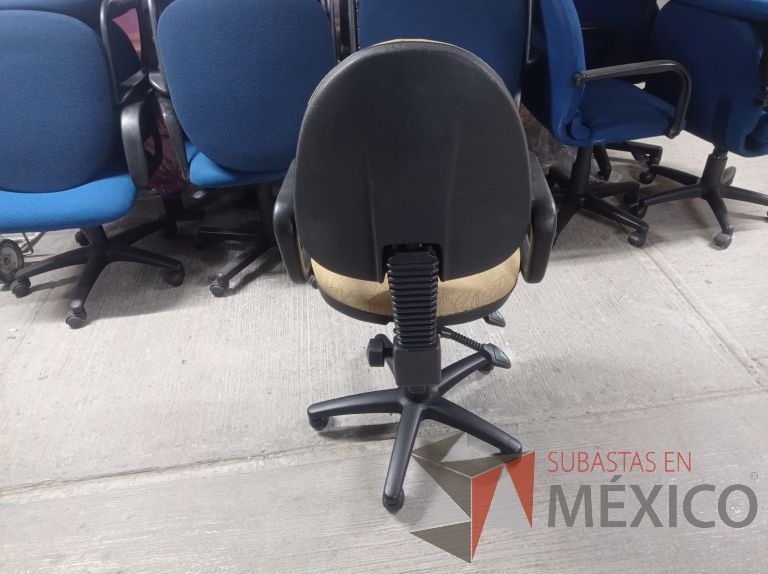 Lote 002 - 27 Sillas asiento y respaldo de tela color beige con descansabrazos y ruedas, diferentes modelos - Imagen 16