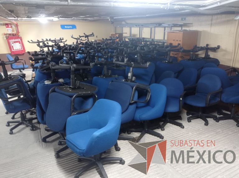 Lote 005 - 50 Sillas asiento y respaldo de tela color azul con descansabrazos y ruedas, diferentes modelos - Imagen 13
