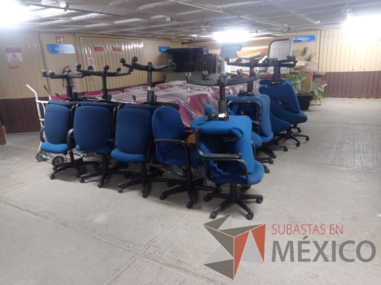 Lote 005 - 50 Sillas asiento y respaldo de tela color azul con descansabrazos y ruedas, diferentes modelos - Imagen 14