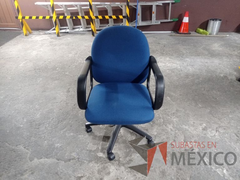 Lote 005 - 50 Sillas asiento y respaldo de tela color azul con descansabrazos y ruedas, diferentes modelos - Imagen 15