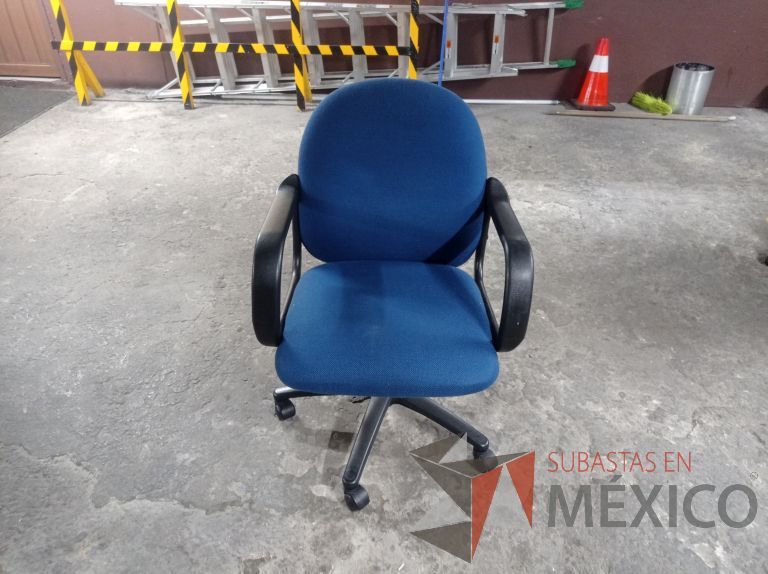 Lote 005 - 50 Sillas asiento y respaldo de tela color azul con descansabrazos y ruedas, diferentes modelos - Imagen 16