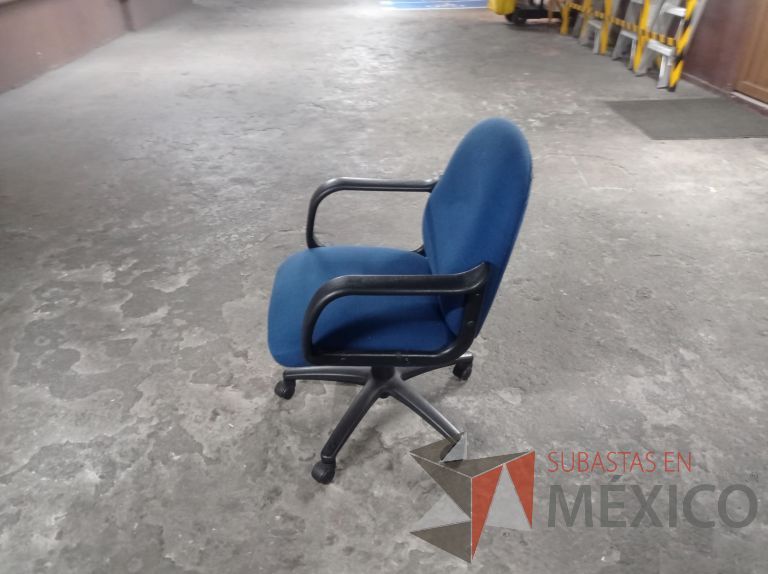 Lote 005 - 50 Sillas asiento y respaldo de tela color azul con descansabrazos y ruedas, diferentes modelos - Imagen 17