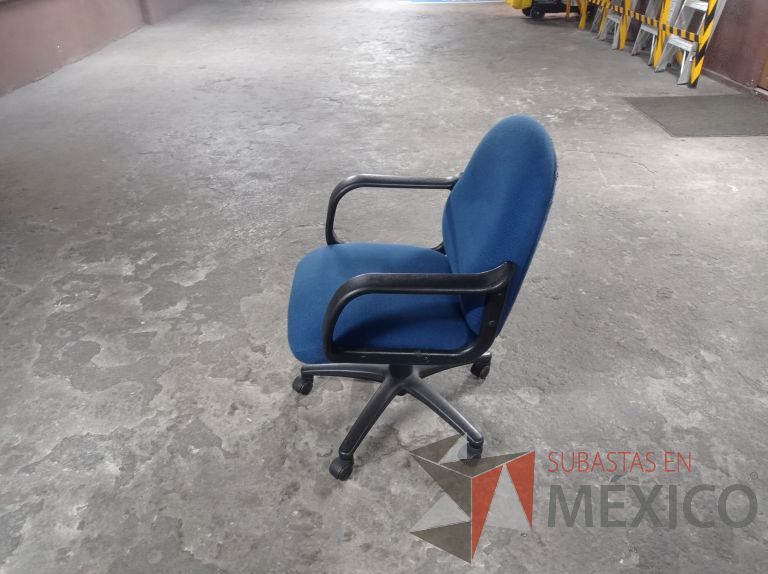 Lote 005 - 50 Sillas asiento y respaldo de tela color azul con descansabrazos y ruedas, diferentes modelos - Imagen 18