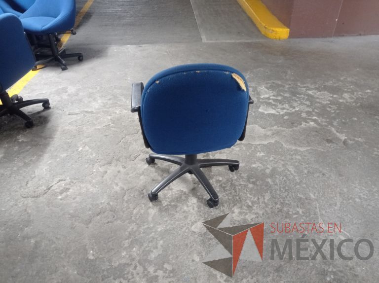 Lote 005 - 50 Sillas asiento y respaldo de tela color azul con descansabrazos y ruedas, diferentes modelos - Imagen 19