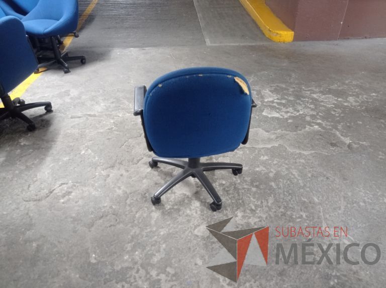 Lote 005 - 50 Sillas asiento y respaldo de tela color azul con descansabrazos y ruedas, diferentes modelos - Imagen 20