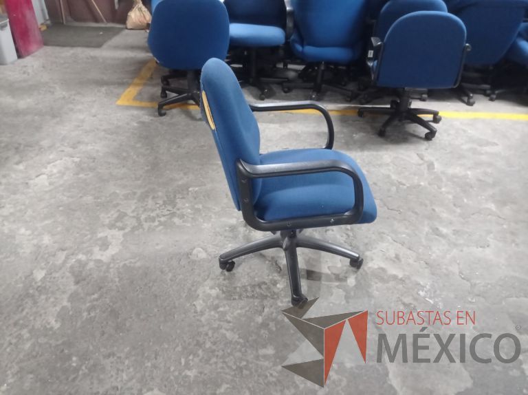 Lote 005 - 50 Sillas asiento y respaldo de tela color azul con descansabrazos y ruedas, diferentes modelos - Imagen 21