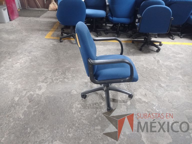 Lote 005 - 50 Sillas asiento y respaldo de tela color azul con descansabrazos y ruedas, diferentes modelos - Imagen 22