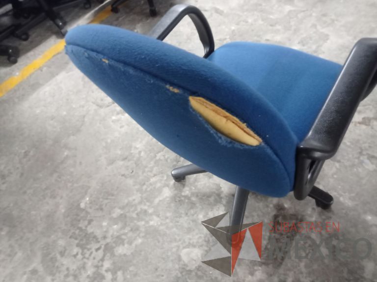Lote 005 - 50 Sillas asiento y respaldo de tela color azul con descansabrazos y ruedas, diferentes modelos - Imagen 23