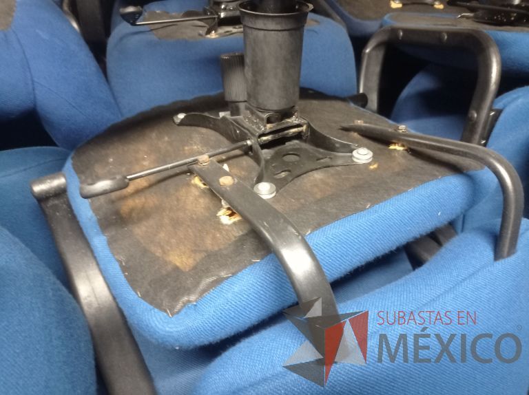 Lote 005 - 50 Sillas asiento y respaldo de tela color azul con descansabrazos y ruedas, diferentes modelos - Imagen 24
