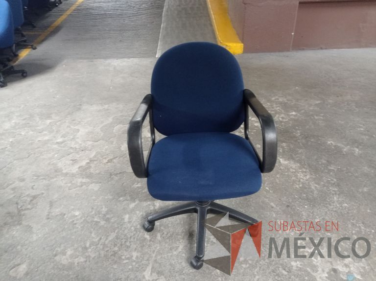 Lote 005 - 50 Sillas asiento y respaldo de tela color azul con descansabrazos y ruedas, diferentes modelos - Imagen 25