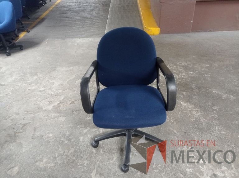Lote 005 - 50 Sillas asiento y respaldo de tela color azul con descansabrazos y ruedas, diferentes modelos - Imagen 26