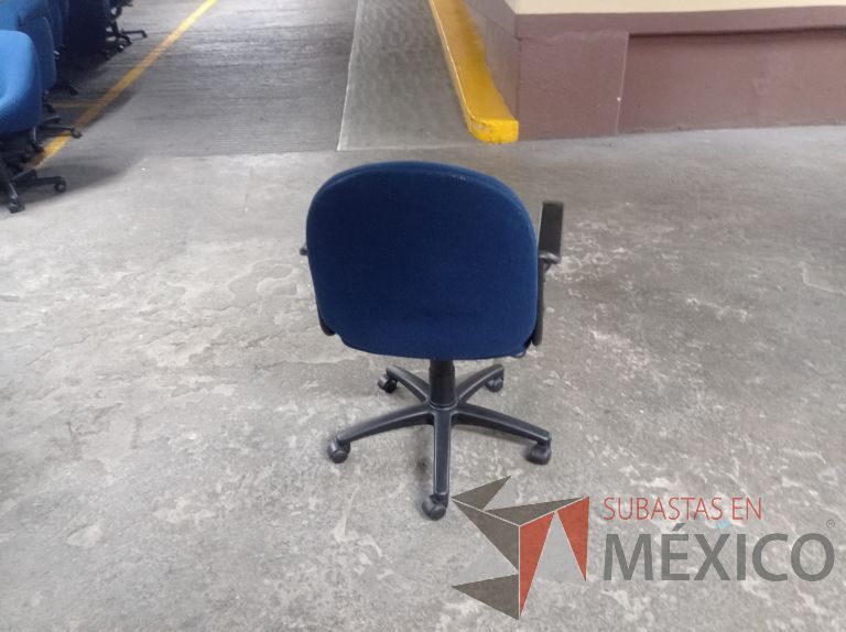 Lote 005 - 50 Sillas asiento y respaldo de tela color azul con descansabrazos y ruedas, diferentes modelos - Imagen 27