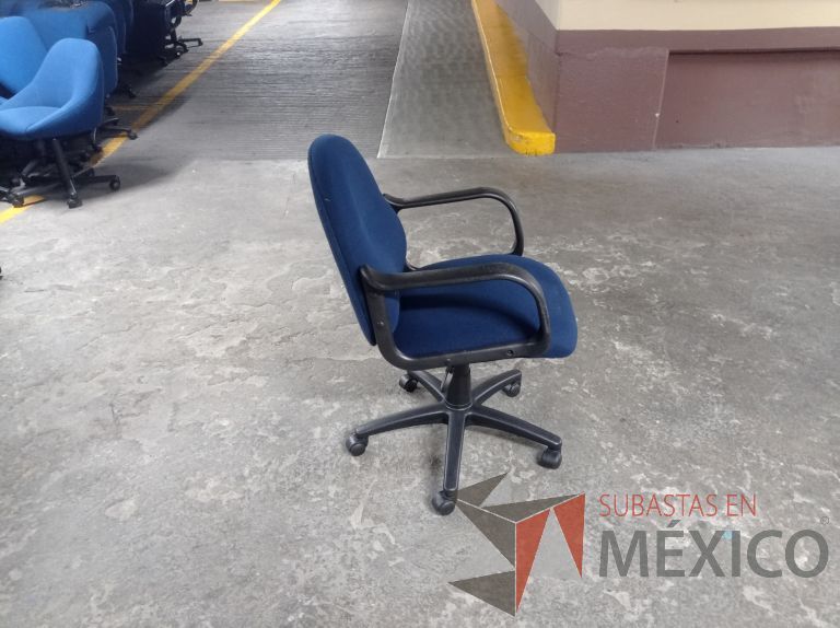 Lote 005 - 50 Sillas asiento y respaldo de tela color azul con descansabrazos y ruedas, diferentes modelos - Imagen 28