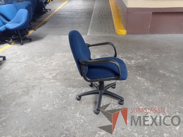 Lote 005 - 50 Sillas asiento y respaldo de tela color azul con descansabrazos y ruedas, diferentes modelos - Imagen 29