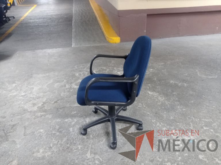 Lote 005 - 50 Sillas asiento y respaldo de tela color azul con descansabrazos y ruedas, diferentes modelos - Imagen 30