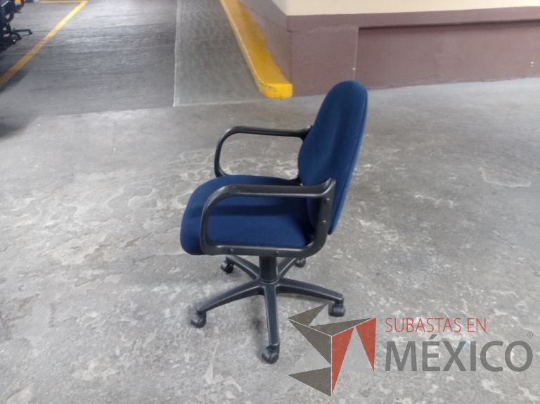 Lote 005 - 50 Sillas asiento y respaldo de tela color azul con descansabrazos y ruedas, diferentes modelos - Imagen 31