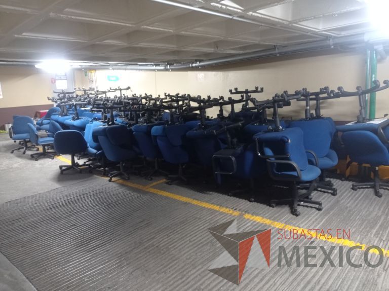 Lote 005 - 50 Sillas asiento y respaldo de tela color azul con descansabrazos y ruedas, diferentes modelos - Imagen 32