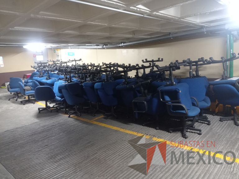 Lote 005 - 50 Sillas asiento y respaldo de tela color azul con descansabrazos y ruedas, diferentes modelos - Imagen 33