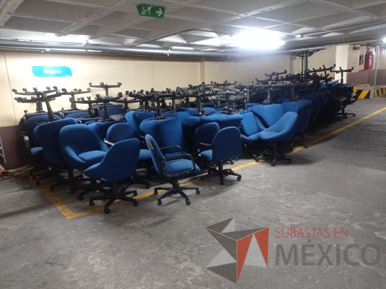Lote 005 - 50 Sillas asiento y respaldo de tela color azul con descansabrazos y ruedas, diferentes modelos - Imagen 34