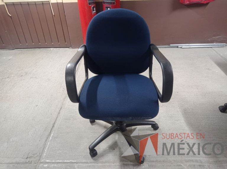 Lote 005 - 50 Sillas asiento y respaldo de tela color azul con descansabrazos y ruedas, diferentes modelos - Imagen 35
