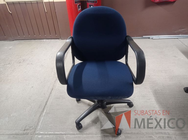 Lote 005 - 50 Sillas asiento y respaldo de tela color azul con descansabrazos y ruedas, diferentes modelos