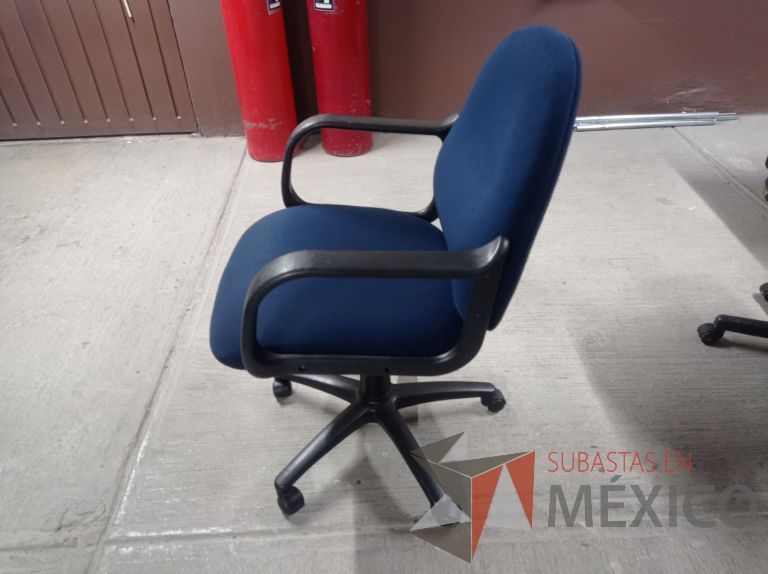 Lote 005 - 50 Sillas asiento y respaldo de tela color azul con descansabrazos y ruedas, diferentes modelos - Imagen 36