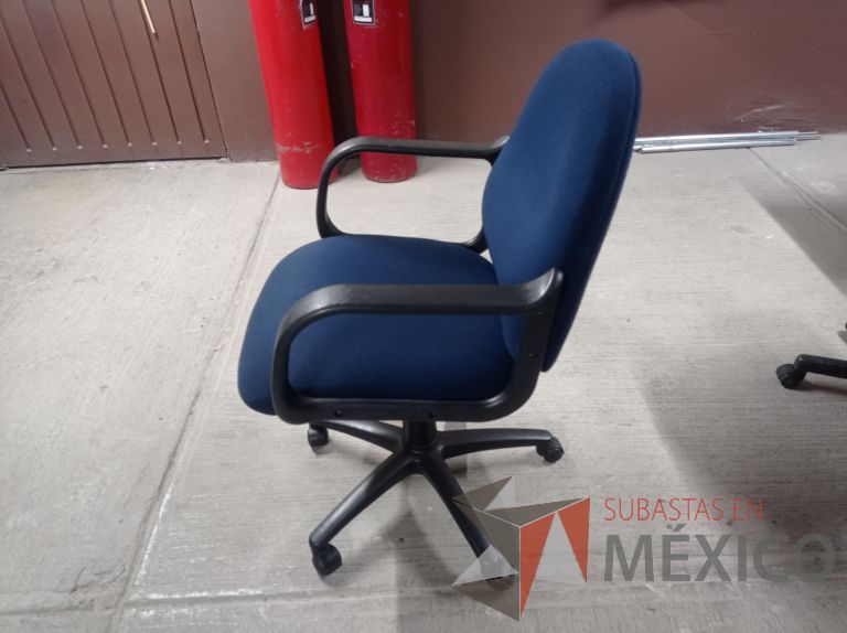 Lote 005 - 50 Sillas asiento y respaldo de tela color azul con descansabrazos y ruedas, diferentes modelos - Imagen 37