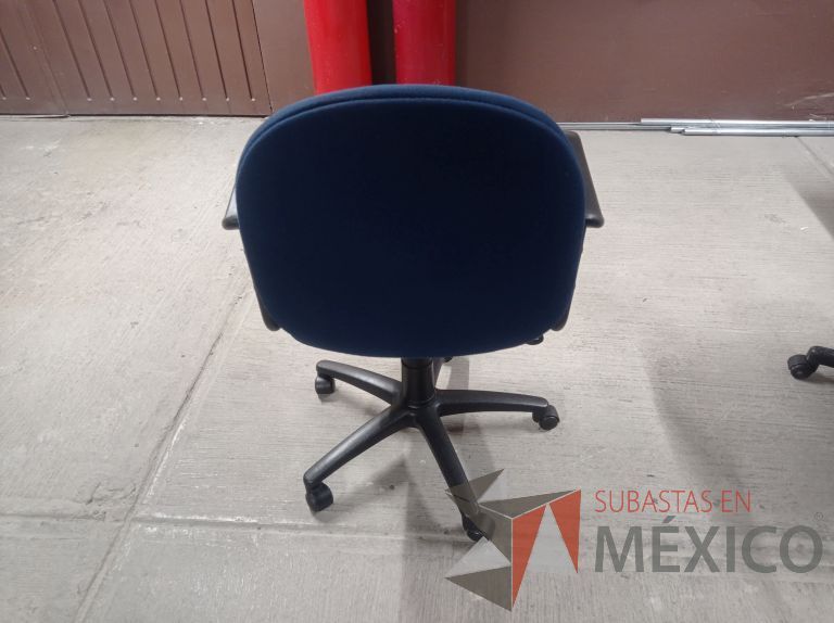 Lote 005 - 50 Sillas asiento y respaldo de tela color azul con descansabrazos y ruedas, diferentes modelos - Imagen 38