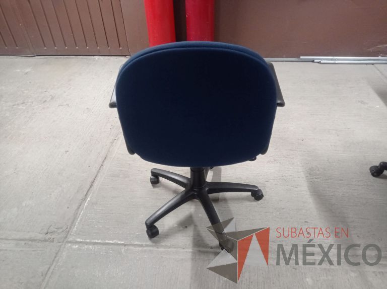 Lote 005 - 50 Sillas asiento y respaldo de tela color azul con descansabrazos y ruedas, diferentes modelos - Imagen 39