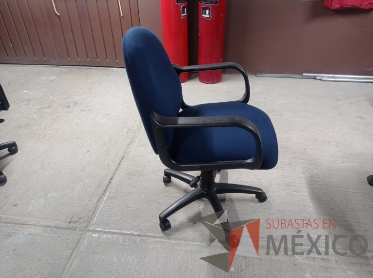 Lote 005 - 50 Sillas asiento y respaldo de tela color azul con descansabrazos y ruedas, diferentes modelos - Imagen 40
