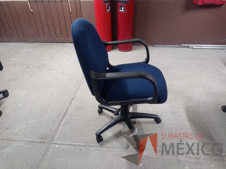 Lote 005 - 50 Sillas asiento y respaldo de tela color azul con descansabrazos y ruedas, diferentes modelos - Imagen 41