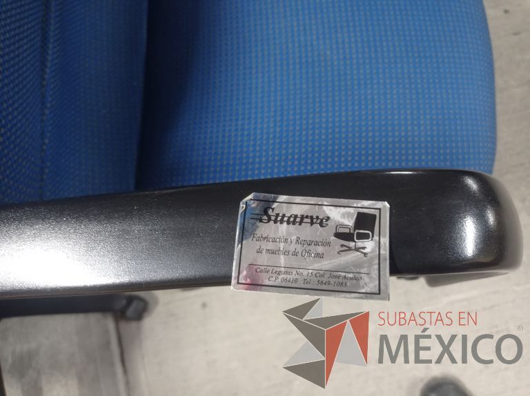 Lote 005 - 50 Sillas asiento y respaldo de tela color azul con descansabrazos y ruedas, diferentes modelos - Imagen 44
