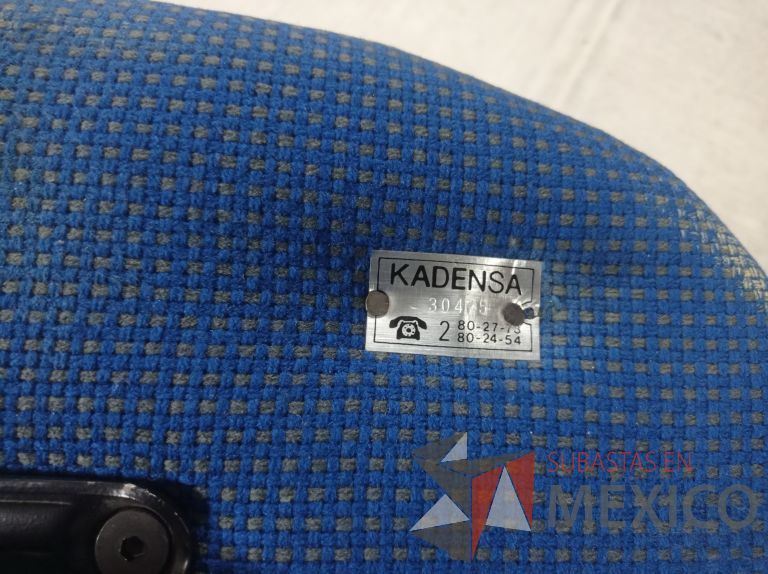 Lote 005 - 50 Sillas asiento y respaldo de tela color azul con descansabrazos y ruedas, diferentes modelos - Imagen 46