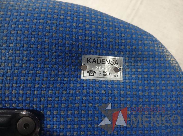 Lote 005 - 50 Sillas asiento y respaldo de tela color azul con descansabrazos y ruedas, diferentes modelos - Imagen 47