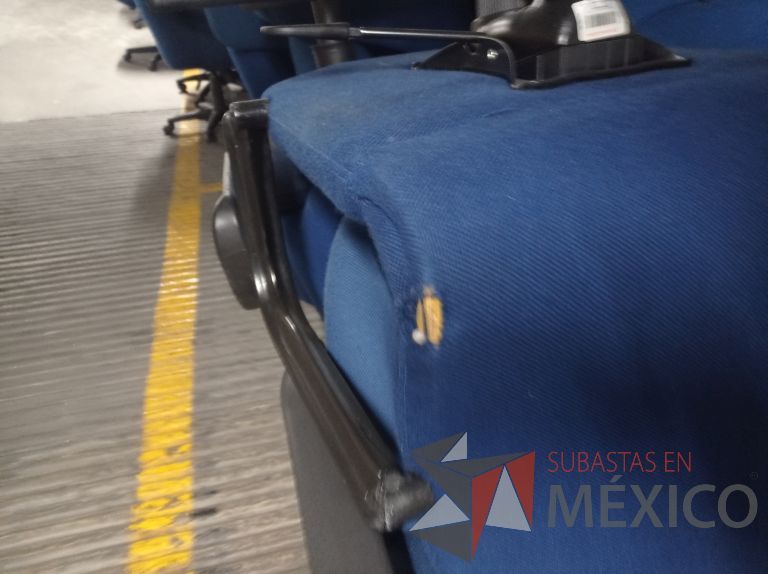 Lote 005 - 50 Sillas asiento y respaldo de tela color azul con descansabrazos y ruedas, diferentes modelos - Imagen 51