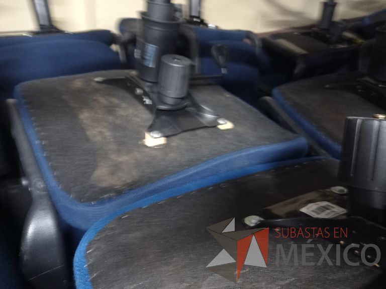 Lote 005 - 50 Sillas asiento y respaldo de tela color azul con descansabrazos y ruedas, diferentes modelos - Imagen 54