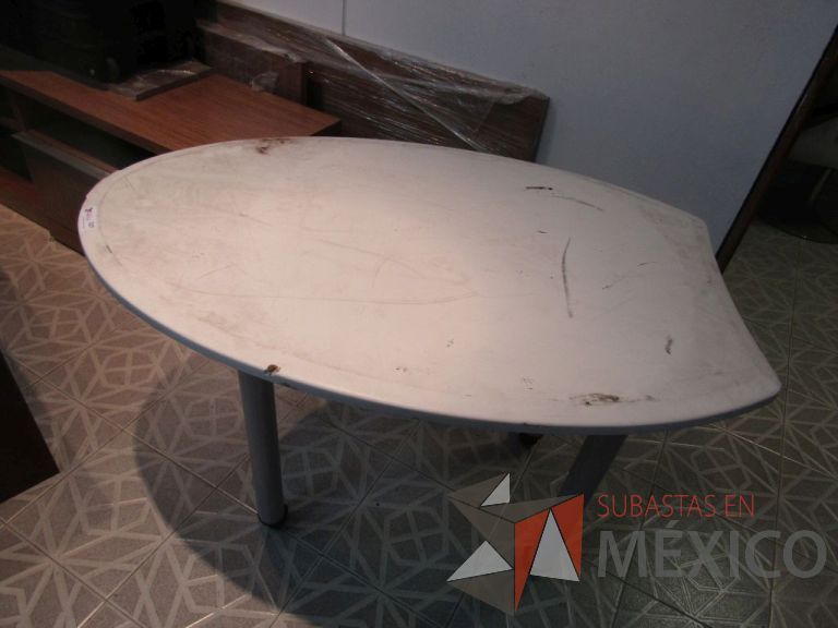 Lote 005 - Mesa de gota tipo formaica con 4 patas metálicas con ruedas