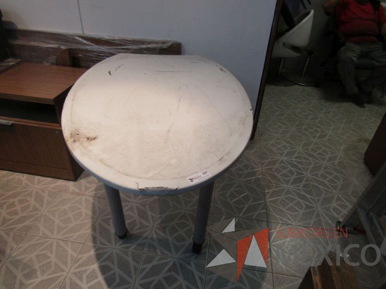Lote 005 - Mesa de gota tipo formaica con 4 patas metálicas con ruedas - Imagen 2