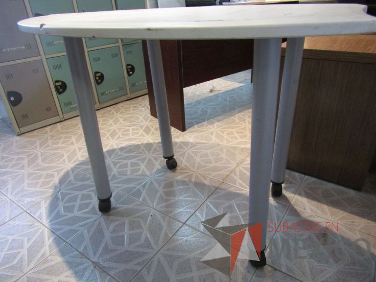 Lote 005 - Mesa de gota tipo formaica con 4 patas metálicas con ruedas - Imagen 3