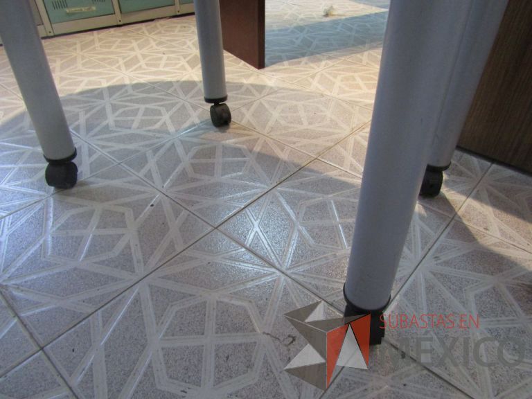 Lote 005 - Mesa de gota tipo formaica con 4 patas metálicas con ruedas - Imagen 4
