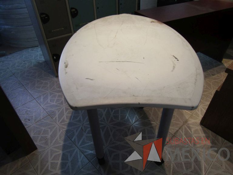 Lote 005 - Mesa de gota tipo formaica con 4 patas metálicas con ruedas - Imagen 5