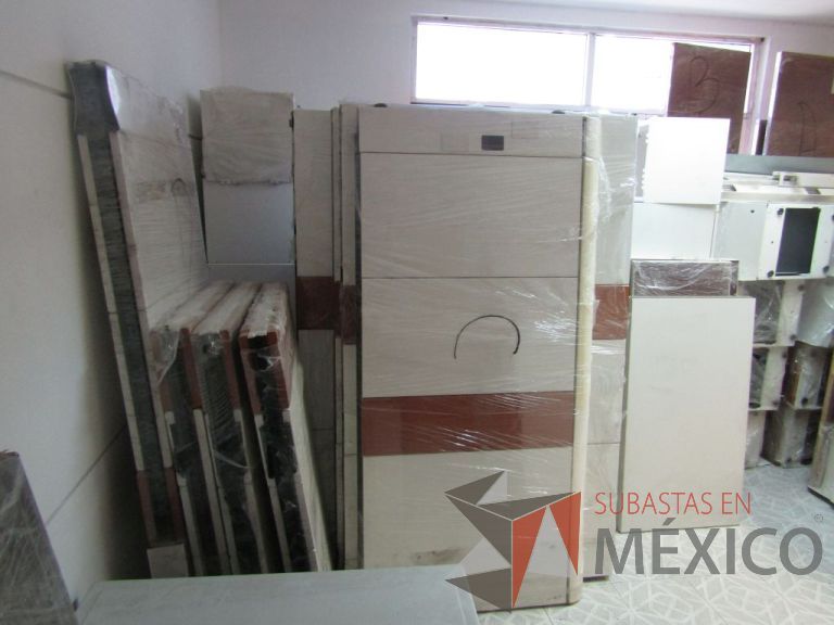 Lote 006 - Lote de aproximadamente 40 piezas de estaciones de trabajo, compuesto de archiveros, mamparas altas, mamparas cortas, gavetas, etc.