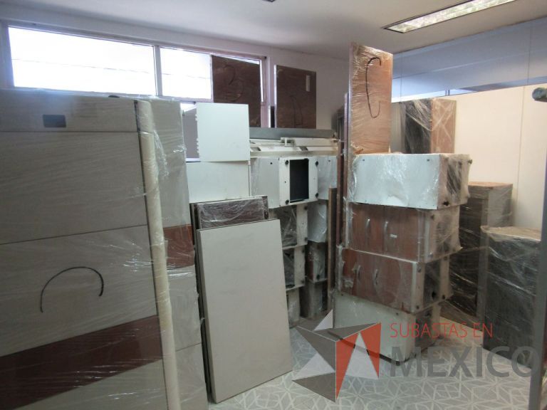 Lote 006 - Lote de aproximadamente 40 piezas de estaciones de trabajo, compuesto de archiveros, mamparas altas, mamparas cortas, gavetas, etc. - Imagen 2