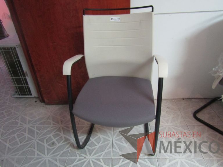 Lote 061 - Silla tipo trineo con descansabrazos, respaldo blanco de plástico, asiento en tela color gris