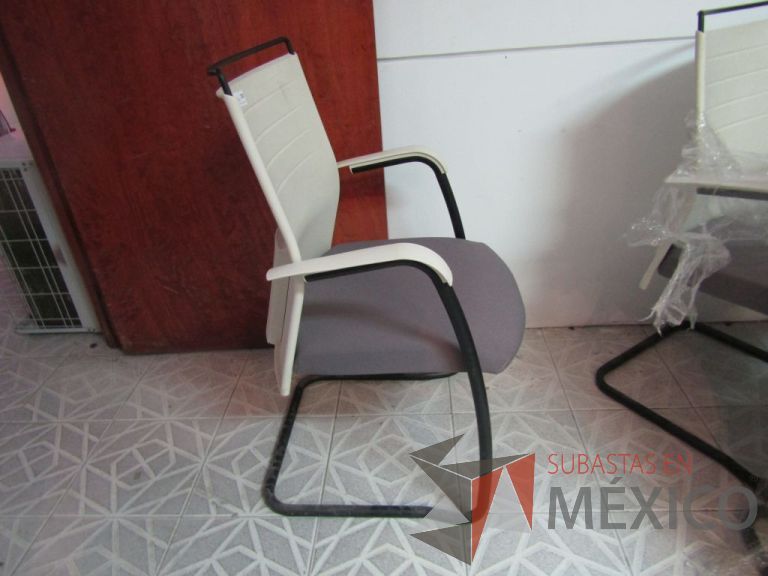 Lote 061 - Silla tipo trineo con descansabrazos, respaldo blanco de plástico, asiento en tela color gris - Imagen 2